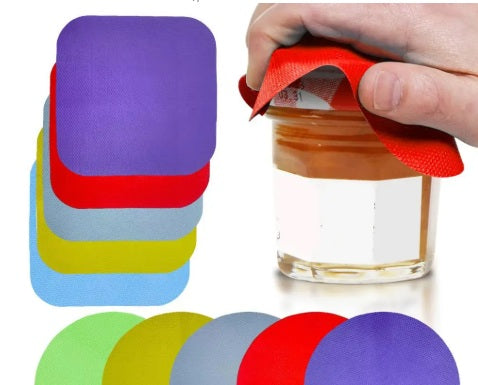 מכסי צנצנות סיליקון צבעוניים ויד המניחה רפידה אדומה על הצנצנת על רקע לבן.