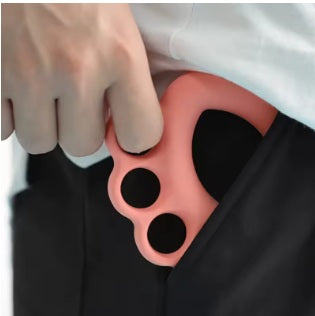 יד אוחזת מחזק אחיזה אפו על רקע לבן
