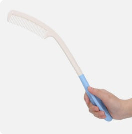 יד אוחזת מסרק בצבע לבן וכחול על רקע לבן