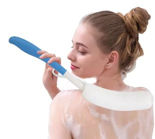 אישה רוחצת את הגב עם מברשת ניקוי עם ידית כחולה