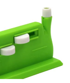 חלק של מכשיר ירוק ולבן עם מקום למחט תפירה