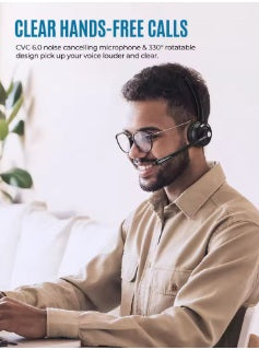 גבר חובש אוזניות עם טקסט על שיחות ללא ידיים