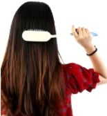 אישה מברישה שיער ארוך עם מברשת שיער