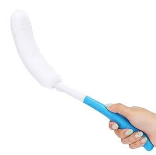 יד מחזיקה מברשת ניקוי עם ידית כחולה על רקע לבן