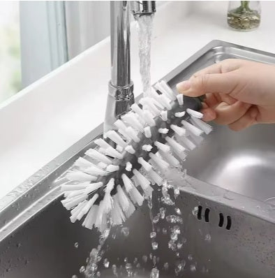 זרם מים בכיור שותף מברשת עגולה שיד מחזיקה