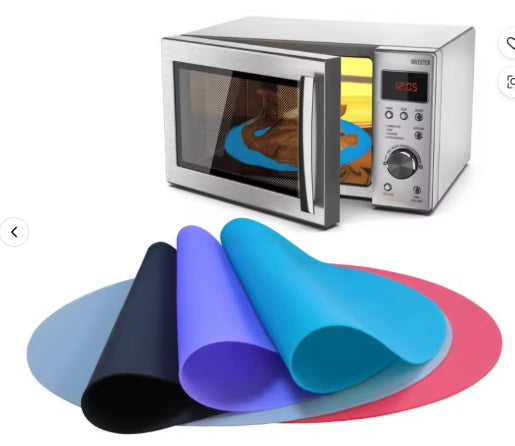 תנור מיקרוגל עם משטחי סיליקון צבעוניים על רקע לבן