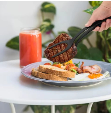 אדם אוחז תרווד עם סטייק עם צלחת וכוס