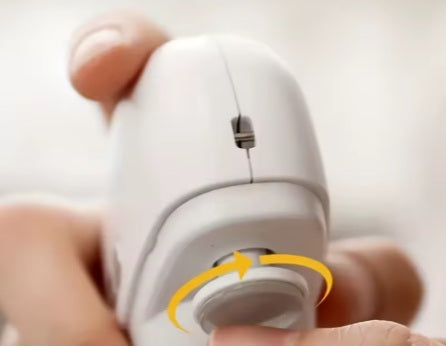 יד אוחזת קוצץ ציפורניים חשמלי