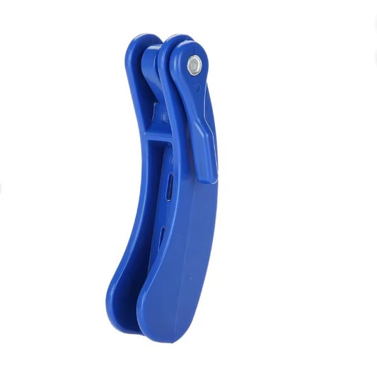 מאחז מפתחות כחול סגור על רקע לבן