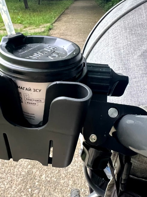 מחזיק כוס קפה המחובר לכידון אופניים ובתוכו כוס קפה.