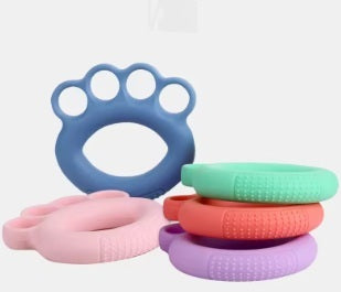 רקע מחזקי אחיזה בצבעים שונים על רקע לבן