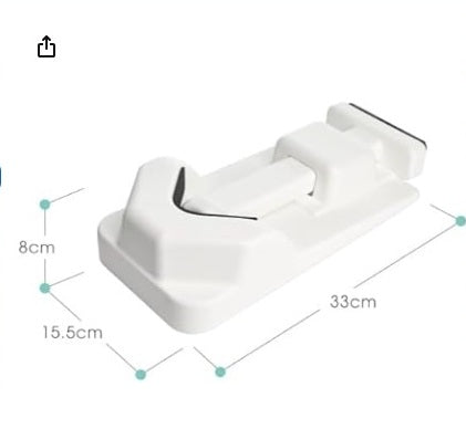 מהדק מותני לבן עם מידות על רקע לבן