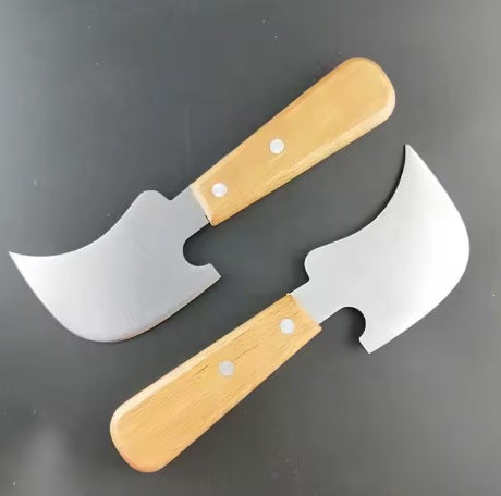 שני סכינים עם ידיות מעץ על רקע כהה