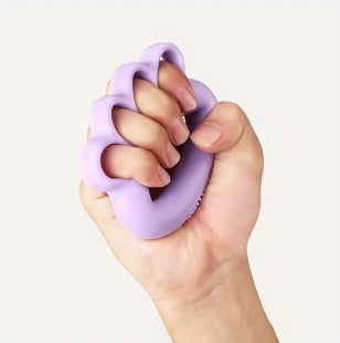 יד אוחזת מחזק אחיזה סגול על רקע לבן