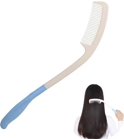 מסרק ארוך עם ידית כחולה בשימוש אדם בעל שיער כהה וארוך.