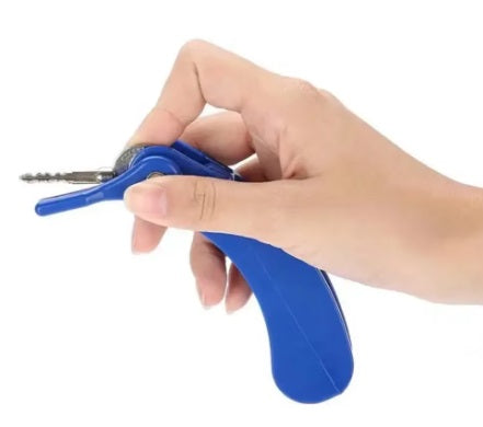 יד אוחזת מאחז מפתחות כחול על רקע לבן